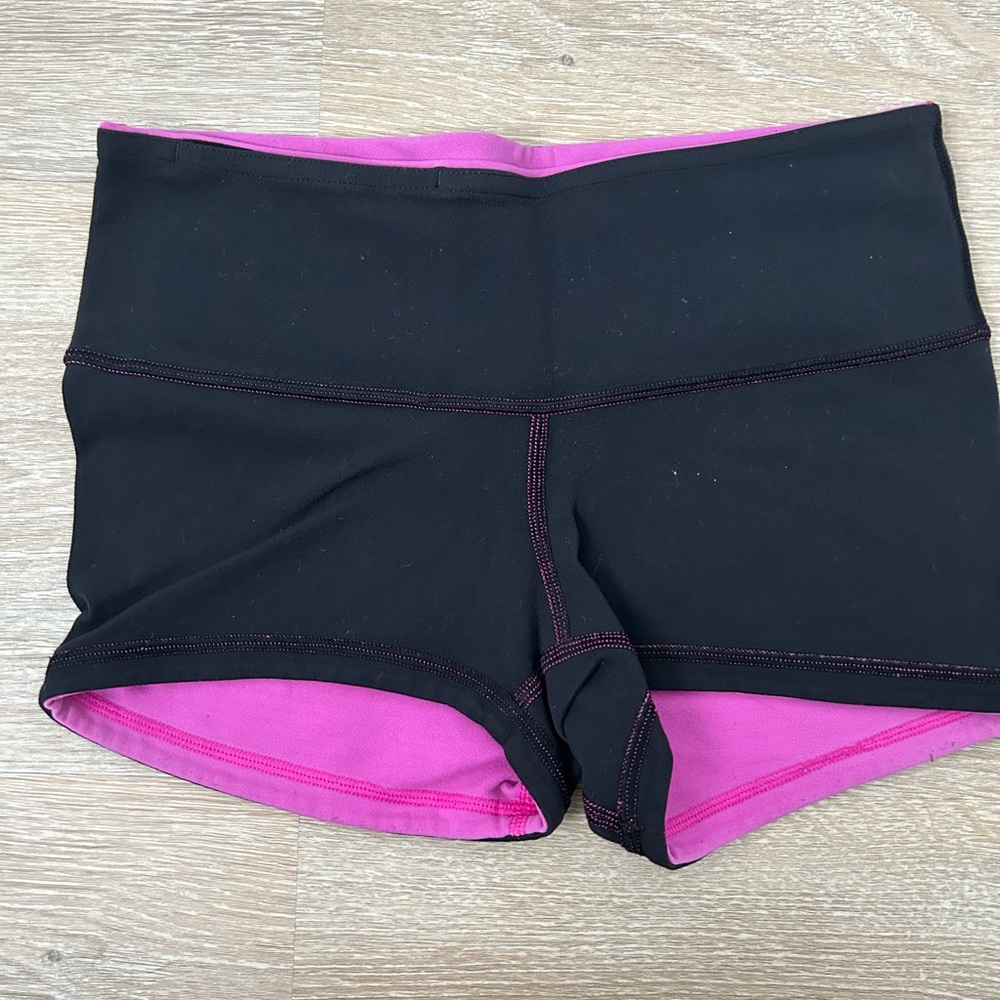 Lululemon Reversible Athletic Shorts black/pink